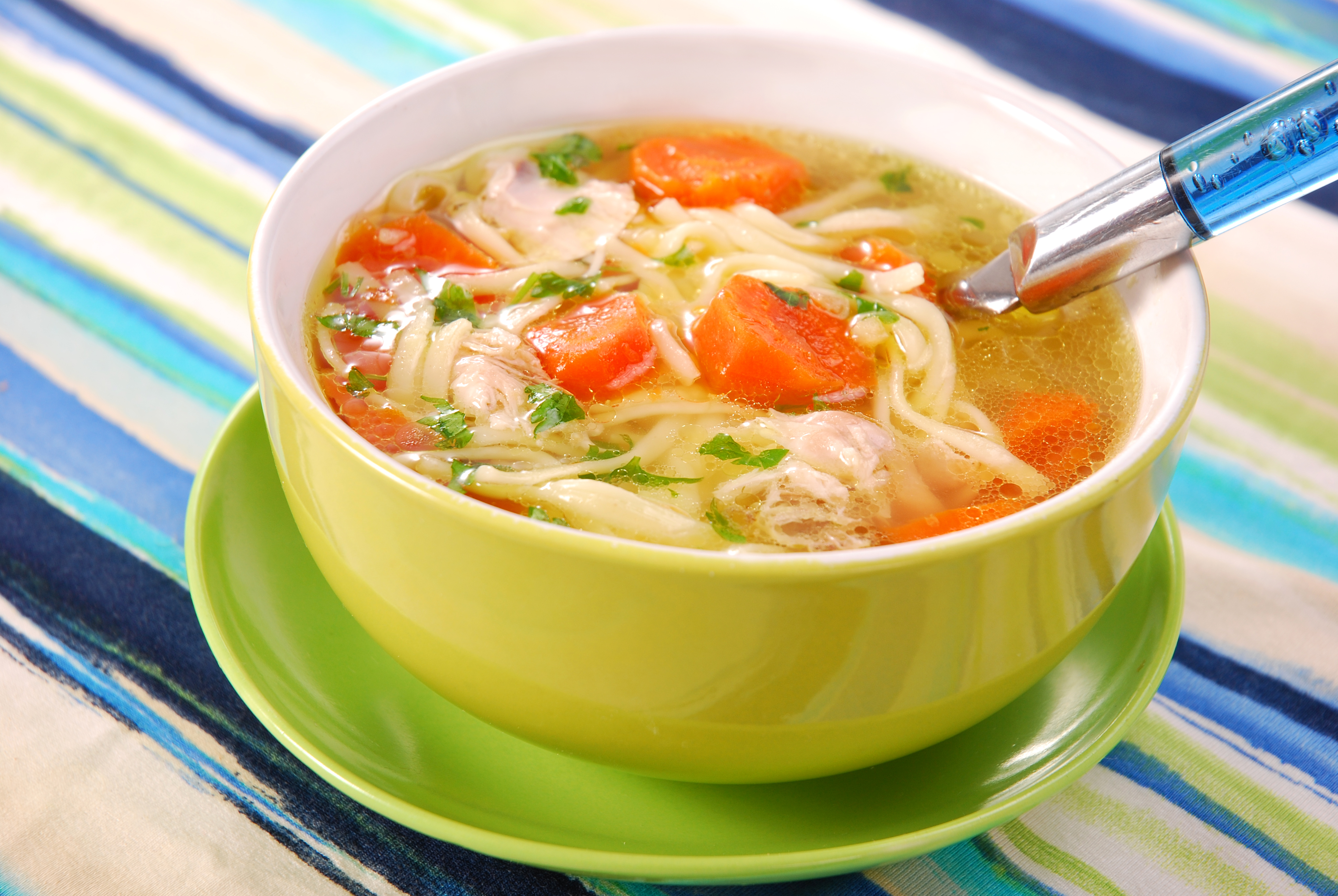 Суп с лапшой и овощами. Суп-лапша токмач. Суп куриный вермишелевый. Овощном бульоне вермишелевый суп. Суп овощной с вермишелью.